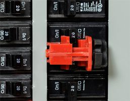 UNIVERSAL MULTI-POLE BREAKER LOCKOUT PK1 - CIERRE BLOQUEO DISYUNTOR, NEGRO/ROJO